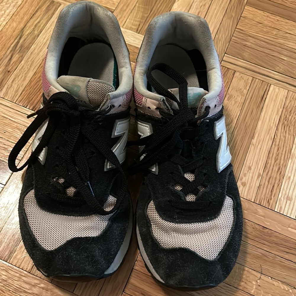 New balance black and pink suede sneakers